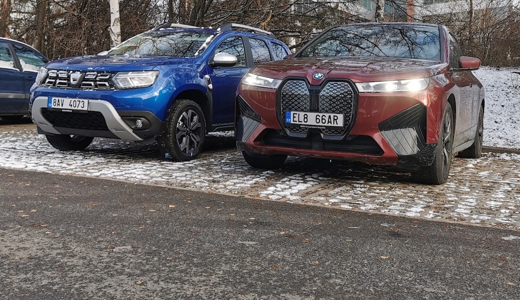 BMW iX vs. Dacia Duster