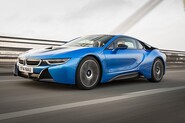 Prověřená technika proti budoucnosti. Sprint BMW i8 vs. Mercedes G63