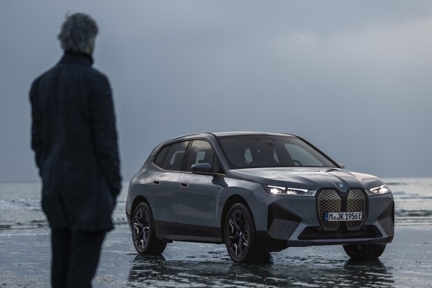 Na trh vstupuje vrcholné provedení BMW iX. Známe jeho českou cenu a nízká není