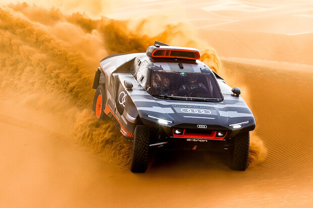 Sainz se s Audi RS Q e-tron prokousává dopředu, Peterhansel měl další problémy