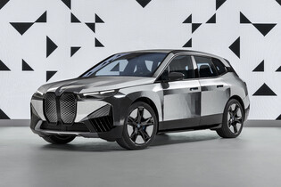 BMW iX jako chameleon, může měnit barvy karoserie