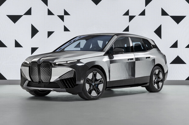 BMW iX jako chameleon, může měnit barvy karoserie