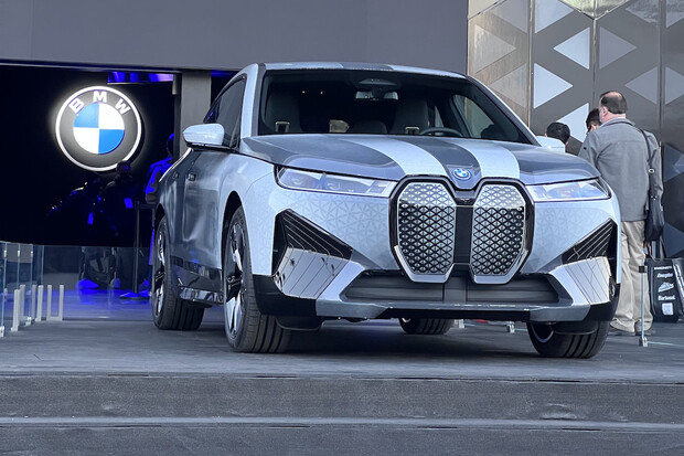 Ultraefektivní elektrický Mercedes, BMW iX jako chameleon a elektromobil Sony