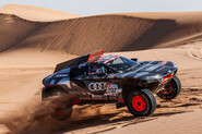 Mezi posádky vozů Audi RS Q e-tron se vklínil pouze Loeb – 8. etapa Rally Dakar 2022