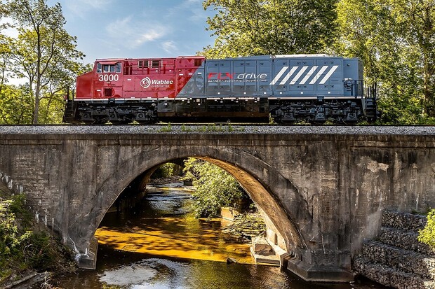 Wabtec prodal další čtyři výkonné bateriové lokomotivy