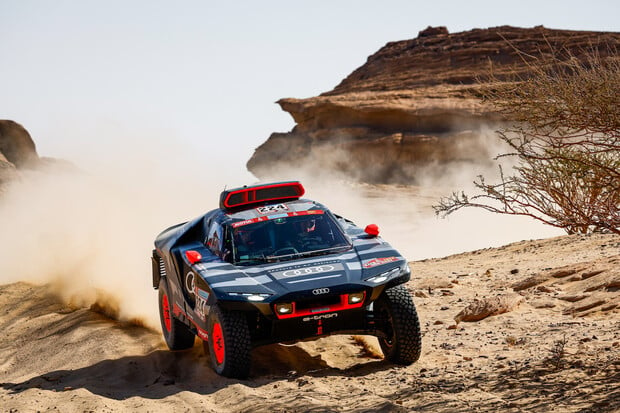 Všechny Audi RS Q e-tron při premiéře dojely Dakar, jedno v první desítce