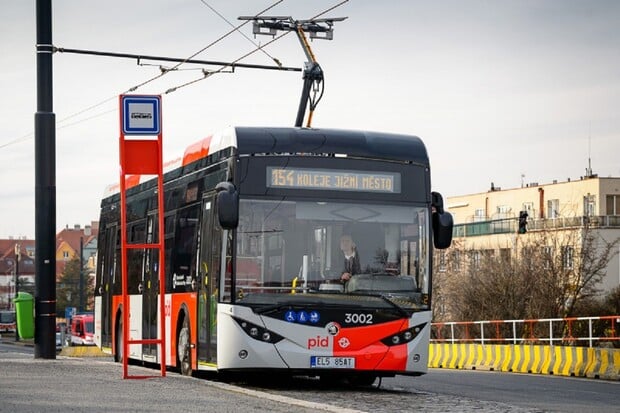 V Praze začaly jezdit nové elektrobusy. Víme, kde a kdy se s nimi svezete