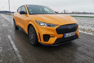 Šéf Fordu se vysmívá rozhodnutí GM odstranit z vozů Android Auto a Apple CarPlay