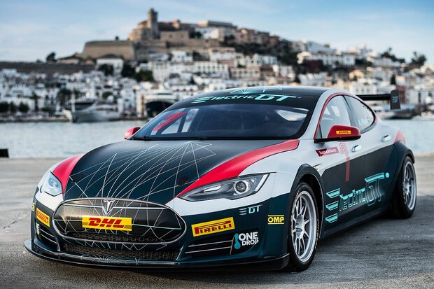 Závodní speciál Tesla Model S ladí formu