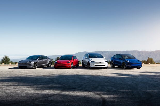 Tesla v roce 2021 vyrobila rekordních 930 tisíc aut a rekordní byl i zisk