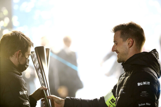 Aktuální pořadí šampionátu jezdců a týmů Formule E v sezóně 2021/22