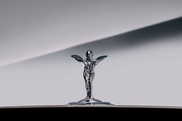 Rolls-Royce kvůli budoucímu elektromobilu přepracoval ikonickou sošku Spirit of Ecstasy