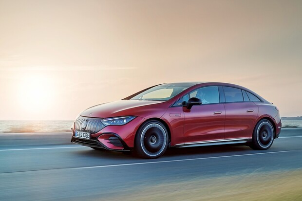 Mercedes-AMG EQE. Stovkou za 3,3 sekundy a pak přepychově až na konec světa