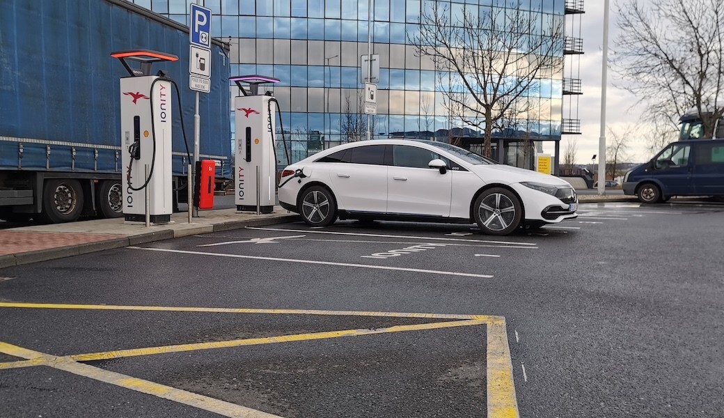 Jaká je reálná zimní spotřeba elektromobilu Mercedesu EQS v běžném provozu?