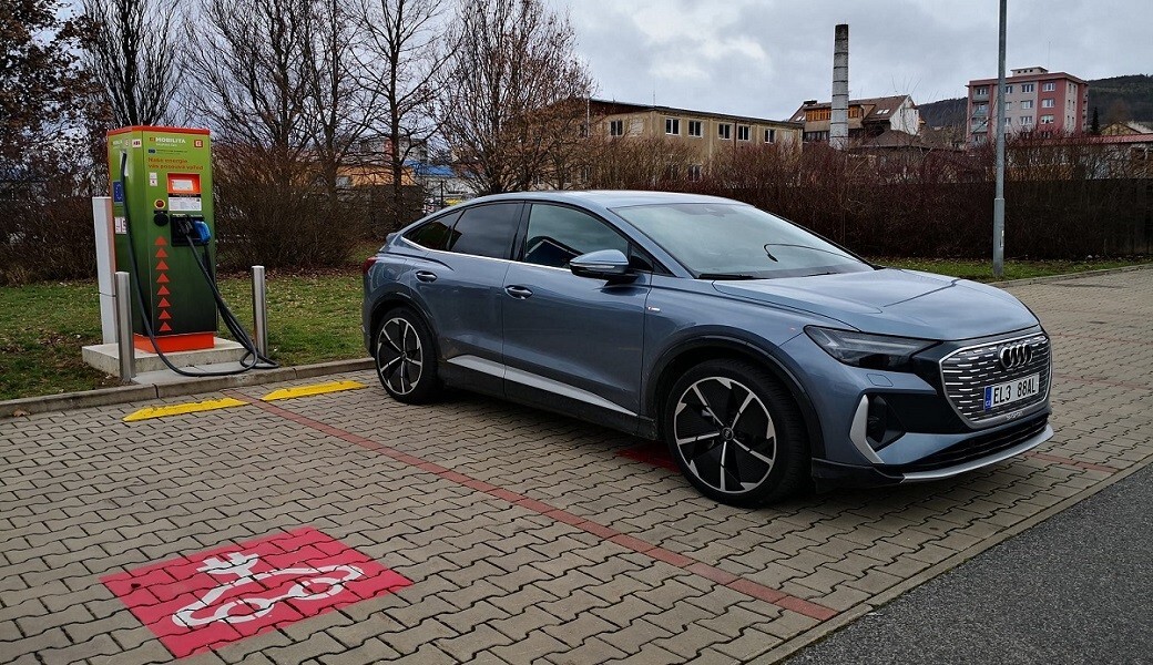 Audi Q4 e-tron Sportback soupeřil s větrem