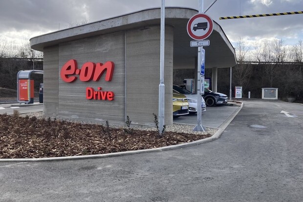 E.ON slavnostně otevřel svůj první ultrarychlý nabíjecí hub