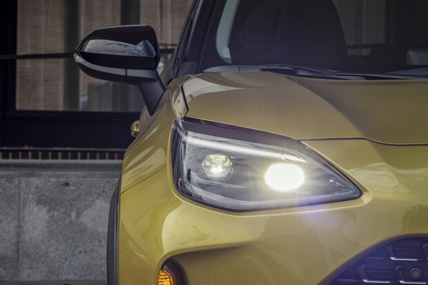 Toyota vyvíjí nová světla. Mají upozornit na chodce a cyklisty 