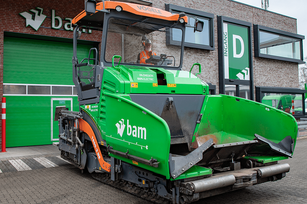 Elektrický finišer asfaltu bude opravovat silnice v Holandsku