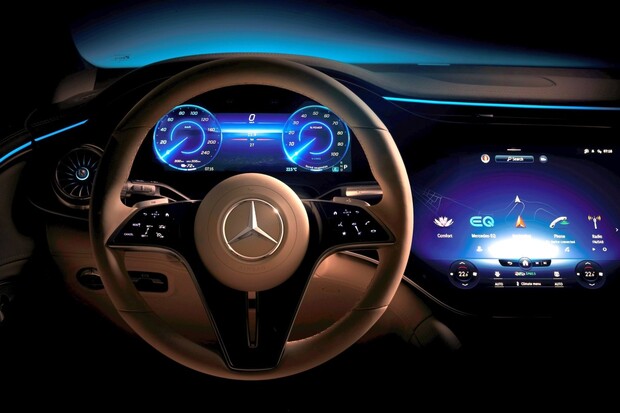 Mercedes ukázal interiér EQS SUV. Chystá se změnit definici luxusu 