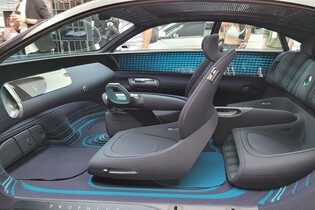 Auta bez volantu a pedálů, bateriový vlak Škoda, Mercedes EQE v Česku a další