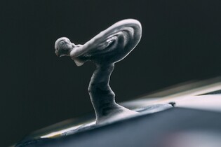 Prodáte náš elektromobil a půjdete na černou listinu, hrozí z Goodwoodu