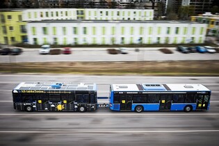 Mnichov testuje solární přívěs za autobus. Šetří překvapivým způsobem