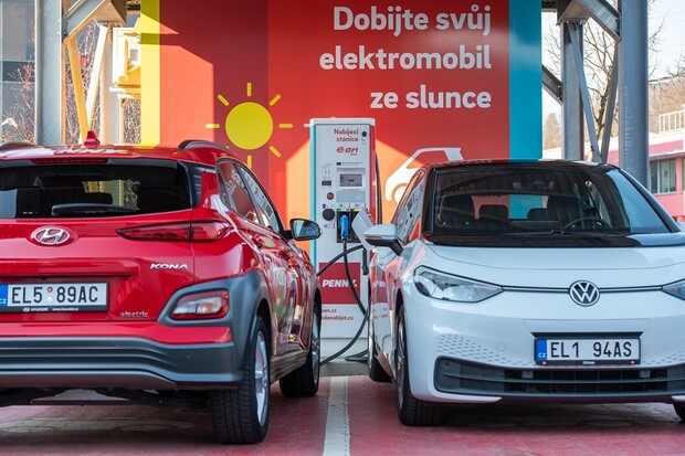  E.ON otevřel v ČR nový typ nabíjecí stanice. Energii čerpá přímo ze slunce
