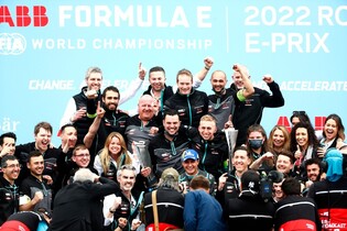 Řím i v neděli patřil Jaguaru, vítězem znovu Evans. Ve vedení seriálu je Vergne