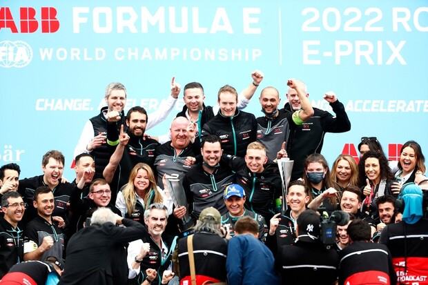 Řím i v neděli patřil Jaguaru, vítězem znovu Evans. Ve vedení seriálu je Vergne