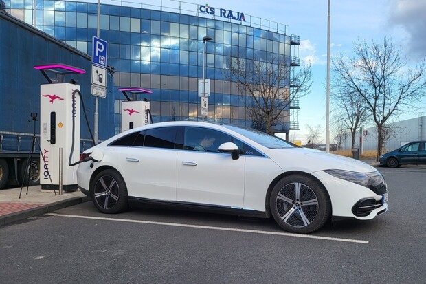 Luxusní auto potřebuje rychlé nabíjení. Jak rychle se nabije Mercedes EQS?