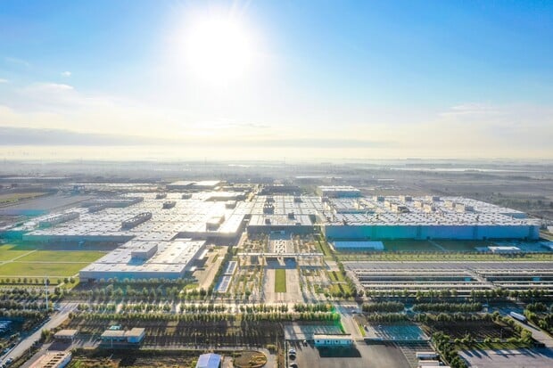 Podívejte se do největší továrny BMW na světě. Nestojí v Německu, hádejte kde
