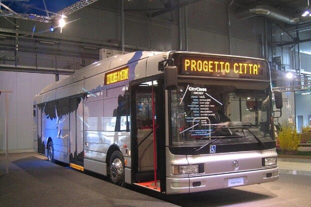 Podívaná jako z akčního filmu. Mohl za ni hořící autobus na CNG v Itálii