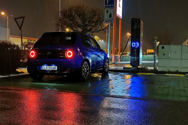 Nabíjení Hondy e v zimě