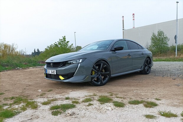 Testujeme pekelně rychlý Peugeot 508 PSE. Je to nářez