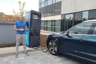 300 kilowattů na vlastní baterii. Vyzkoušeli jsme nejrychlejší nabíječku v Praze