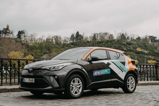 Anytime rozšiřuje flotilu o dalších 80 hybridních vozů Toyota. Myslí i na vodík