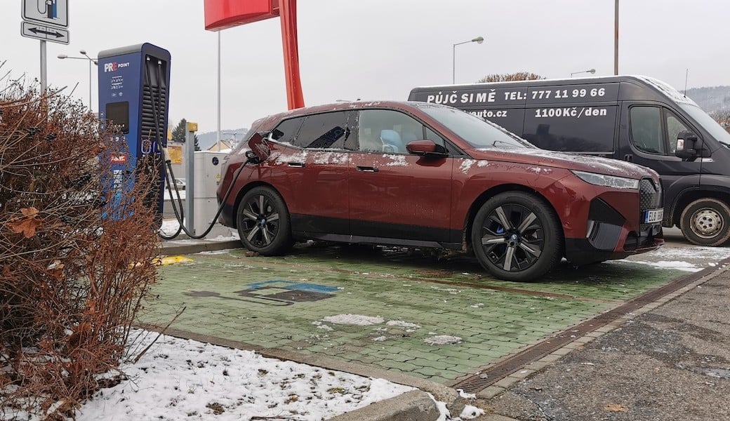 Jaká je reálná zimní spotřeba elektromobilu BMW iX v běžném provozu?