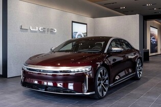 Tesla, Lucid nebo Rimac? Letištní dráha ukázala opravdového krále elektromobilů