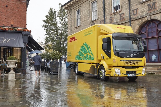 Světoznámý přepravce DHL si objednal 44 elektrických nákladních vozidel Volvo