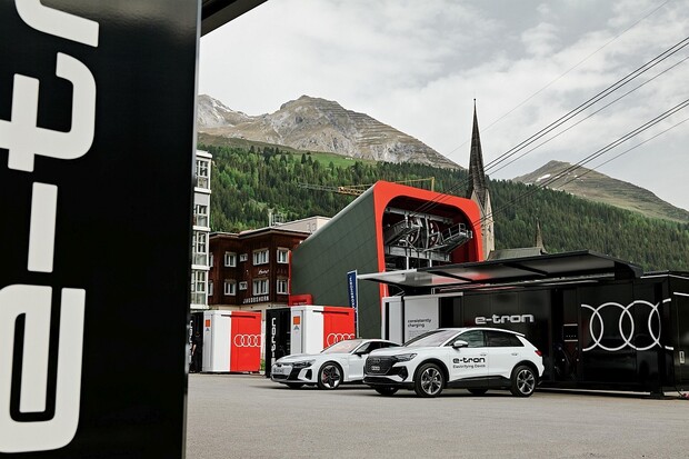 Ekonomické fórum v Davosu: elektromobily Audi, kontejnery plné energie