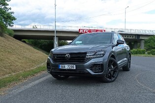Právě testujeme zběsile rychlý Volkswagen Touareg R eHybrid