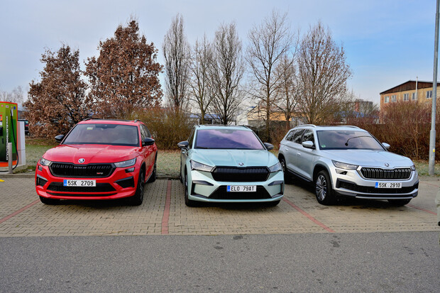 Škoda Enyaq proti Kodiaqům