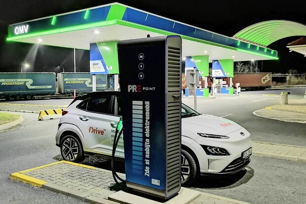 Kolik dobíjecích stanic je na dálnici D1 mezi Prahou a Brnem?