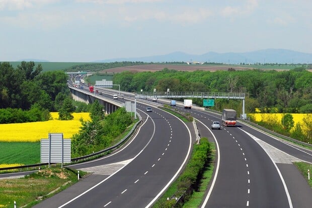 Dálniční známka od příštího roku podraží, zůstanou elektromobily osvobozeny? 