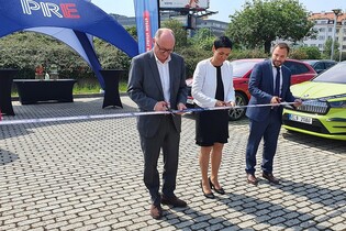 PRE spustilo největší nabíjecí stanici v Praze. Obslouží současně 16 aut