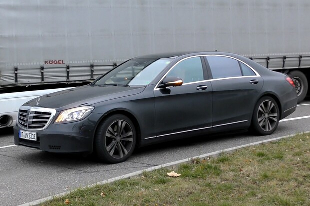 Faceliftovaný Mercedes-Benz třídy S už se prohání v Německu