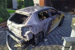 Na český trh dorazila protipožární deka. Pomůže při hašení elektromobilů