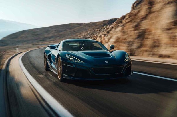 Rimac Nevera vyráží na silnice, Praha chce omezit parkování elektromobilů a další