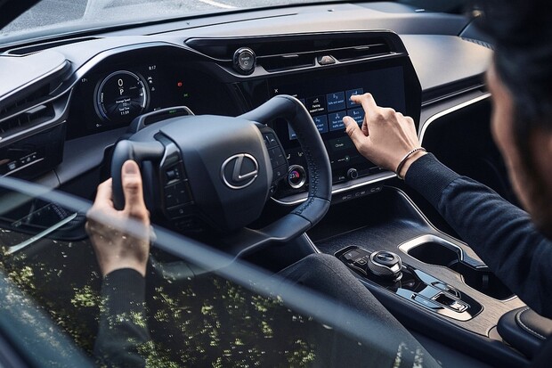 Lexus dává lekci Tesle: takto má fungovat řízení s kniplem místo volantu!