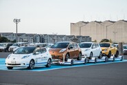 Nově vyrobená auta v továrně Nissan bude převážet autonomní Leaf